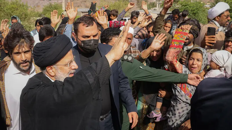 آیت‌الله دکتر سید ابراهیم رئیسی صبح امروز جمعه در اولین بخش از برنامه‌های دومین روز سفر دولت مردمی به استان کرمان ، در جریان بازدید از مناطق محروم جنوبی استان کرمان، به دیدار مردم روستای تنگ‌شاه شهرستان عنبرآباد رفت.