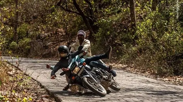 ببینید / لحظه تصادف هولناک موتورسوار با یک خودروی سواری + فیلم