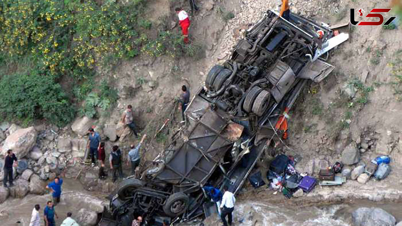 عکس تکان دهنده از سقوط مرگبار اتوبوس به ته دره