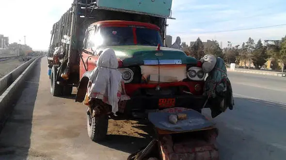 این مرد همدانی می خواهد داخل همین کامیون بمیرد ! +عکس