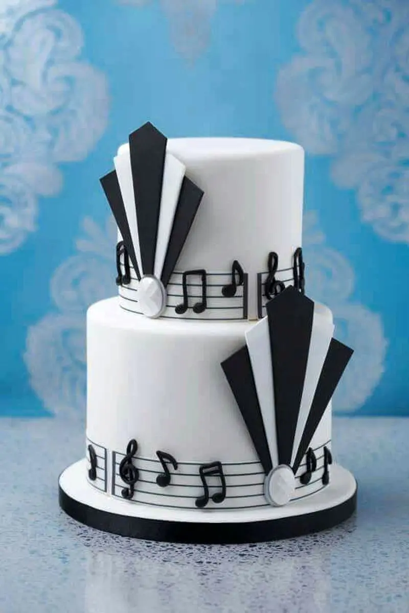 کیک تولد سفید مشکی مردانه