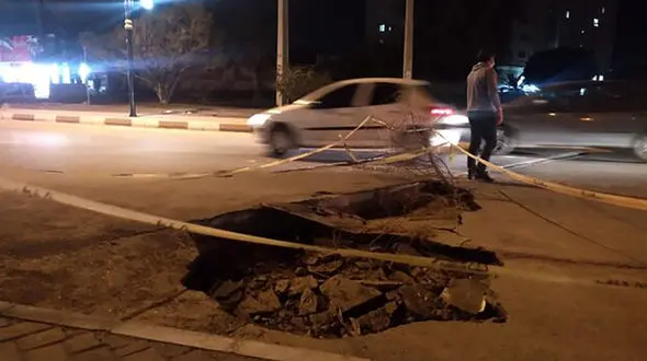 فرونشست یک خیابان در اصفهان / اتوبوس گیر کرد + عکس