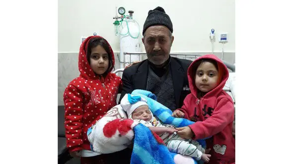 پیرمرد 83 ساله در یکی از روستاهای ایران صاحب فرزند شد+ عکس