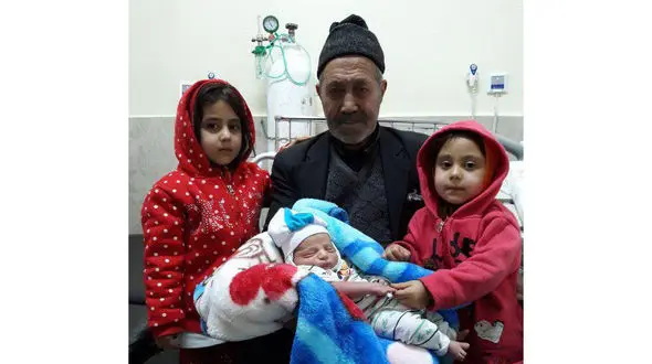 پیرمرد 83 ساله در یکی از روستاهای ایران صاحب فرزند شد+ عکس