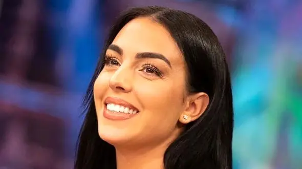 (عکس) خلاقیت جالب در طراحی کاور گوشی جورجینا مزین به عکس نامزدش رونالدو/ لامصب عشق چه کارها که نمیکنه