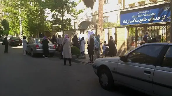 بی توجهی وزارت بهداشت به اعتراضات درباره نحوه واکسیناسیون بالای 80 ساله ها + فیلم