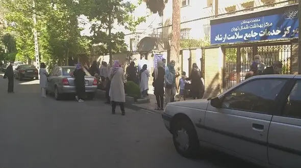 بی توجهی وزارت بهداشت به اعتراضات درباره نحوه واکسیناسیون بالای 80 ساله ها + فیلم