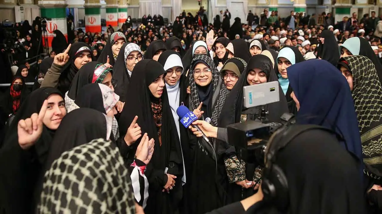 دیدار جمعی از رأی اولی‌ها و خانواده‌های شهدا با رهبر انقلاب حضرت آیت الله العظمی سید علی خامنه ای 1402/12/9