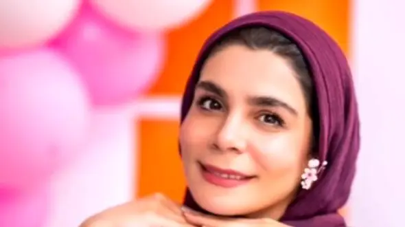 میز تولد شیک فاطمه امینی؛ “گلی مل مل” برای سالروز تولد مادرش / ایده ناب از تم تولد زیبای بهاری