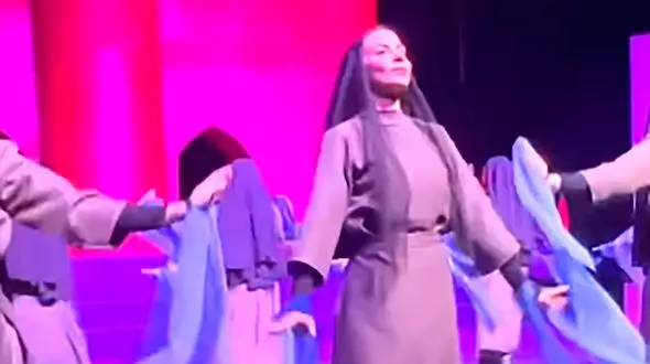 رقص گروهی دختران جوان جلوی یک مقام دولتی ! + فیلم حاشیه ساز