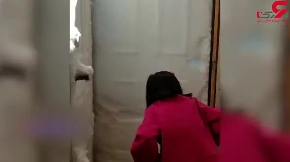 غافلگیر شدن دختر نوجوان هنگام بیرون رفتن از خانه + فیلم