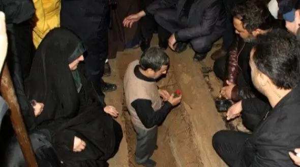 دفن پیکر مادر محمود احمدی‌نژاد همراه با جلد قرآنی حاوی دستخط سیدحسن نصرالله+عکس/ چه دعای قشنگی نوشته