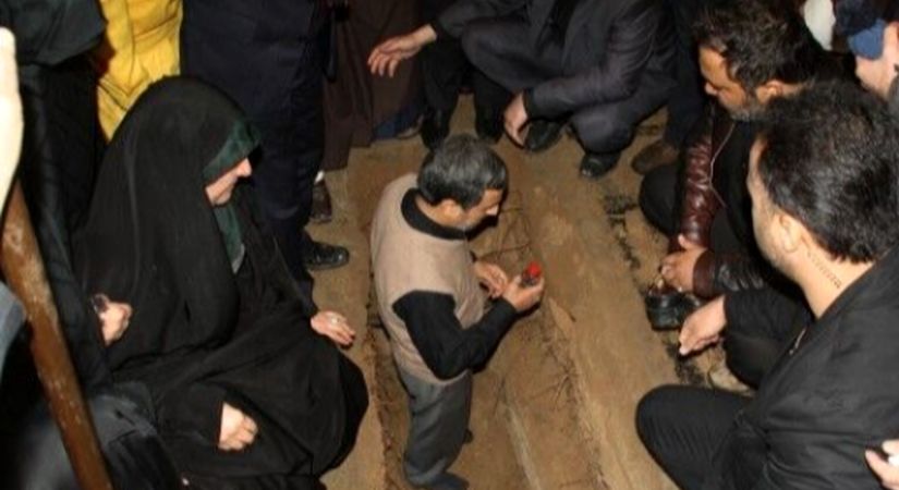 دفن پیکر مادر محمود احمدی‌نژاد همراه با جلد قرآنی حاوی دستخط سیدحسن نصرالله+عکس/ چه دعای قشنگی نوشته