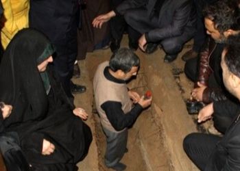 دفن پیکر مادر محمود احمدی‌نژاد همراه با جلد قرآنی حاوی دستخط سیدحسن نصرالله+عکس/ چه دعای قشنگی نوشته