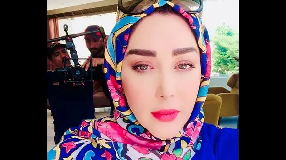 عینک گران قیمت سارا منجزی پور در کنار ساحل + عکس لاکچری