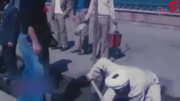 همیاری دیدنی مردم تهران برای نظافت خیابان‌ها ۴۰ روز پس از پیروزی انقلاب + فیلم