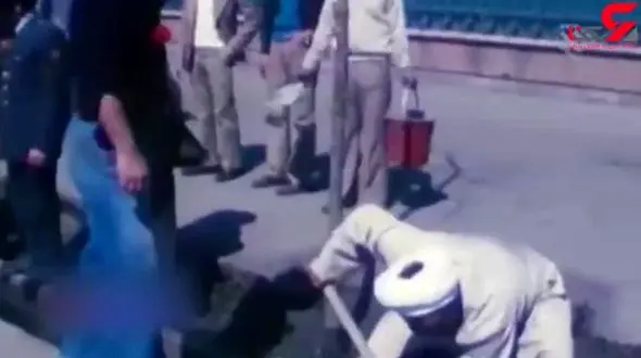 همیاری دیدنی مردم تهران برای نظافت خیابان‌ها ۴۰ روز پس از پیروزی انقلاب + فیلم