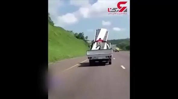 تلاش احمقانه یک جوان در اتوبان+فیلم