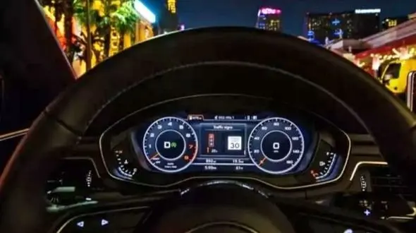 رانندگان دیگر پشت چراغ قرمز منتظر نمی مانند