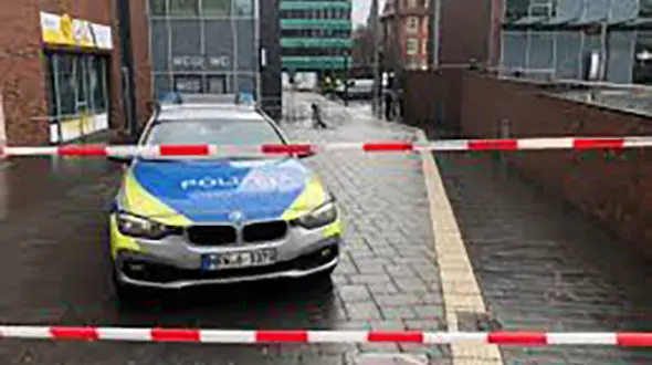 فیلم لحظه سقوط تریلی روی ماشین پلیس در اسکاتلند + فیلم 