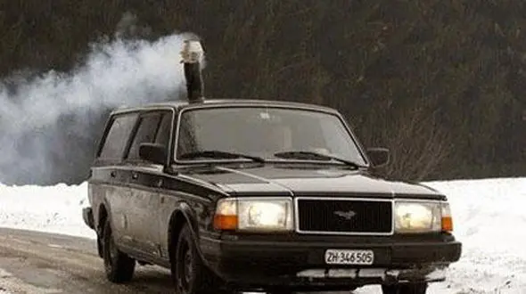 ابتکار خنده دار یک جوان سوئیسی برای بخاری ماشین در سوز زمستان !+تصاویر