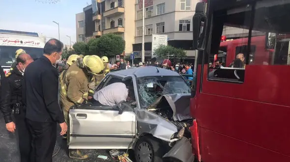 عکس از پرس شدن پراید در تصادف با اتوبوس بی آر تی / در اتوبان امام علی رخ داد