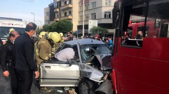 عکس از پرس شدن پراید در تصادف با اتوبوس بی آر تی / در اتوبان امام علی رخ داد