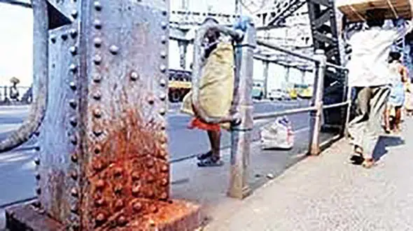 فروریختن پل با پرتاب آب‌ دهان! + عکس