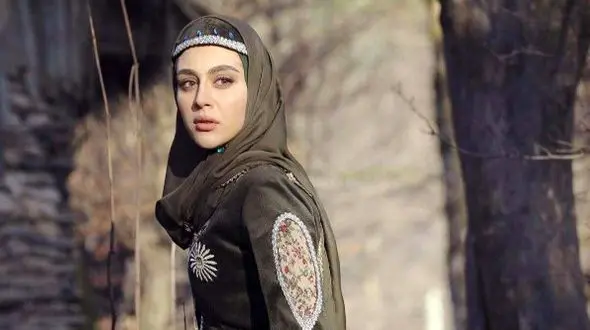 عکس سلفی جذاب میترا رفیع بازیگر زیبای سریال گیلدخت 6 سال بعد از سریال / در نهایت لبخند و ...