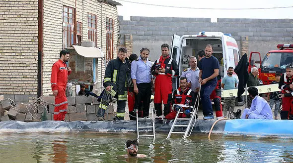 کشف جسد پسر جوان در استخر / تیم غواصی جنازه را از آب بیرون کشیدند + عکس
