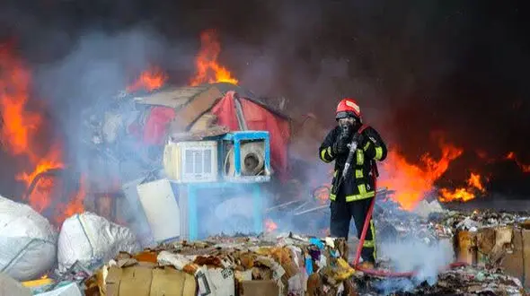 2 انبار ضایعات در قم طعمه حریق شد/ آتش‌نشانان از گسترش  آتش جلوگیری کردند