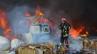 2 انبار ضایعات در قم طعمه حریق شد/ آتش‌نشانان از گسترش  آتش جلوگیری کردند