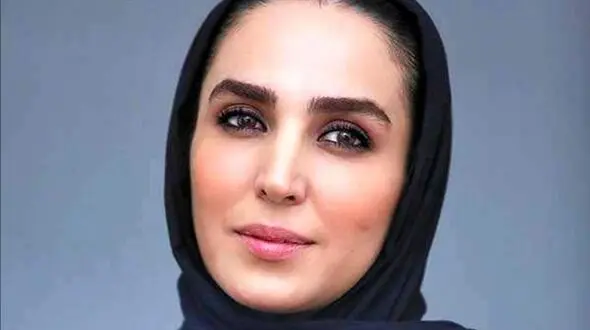 نگاهی به خانه شیک و زیبای سوگل طهماسبی، بازیگر سریال فریبا / از فرش لاجوردی و کتابخانه چوبی و خانه پر از گل!