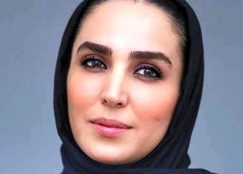 نگاهی به خانه شیک و زیبای سوگل طهماسبی، بازیگر سریال فریبا / از فرش لاجوردی و کتابخانه چوبی و خانه پر از گل!