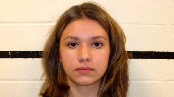 این دختر خوش چهره 400 دانشجو پسر را تهدید به قتل کرد / پلیس او را در خوابگاه دانشگاه امریکایی دستگیر کرد + عکس و فیلم