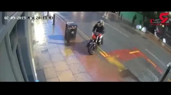 لحظه آتش زدن یک فروشگاه بزرگ توسط 2 موتورسوار ناشناس! + فیلم 