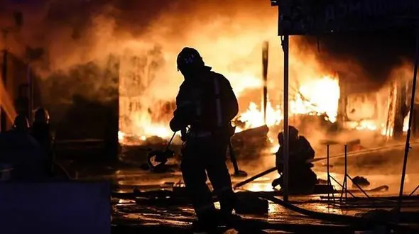 آتش سوزی در یک انبار پوشاک در جاده قدیم کرج