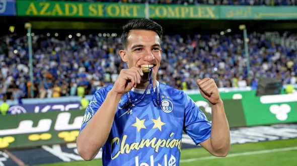 افسوس بزرگ برای نکونام و هواداران استقلال/ امیرحسین حسین زاده سرخپوش شد! + عکس