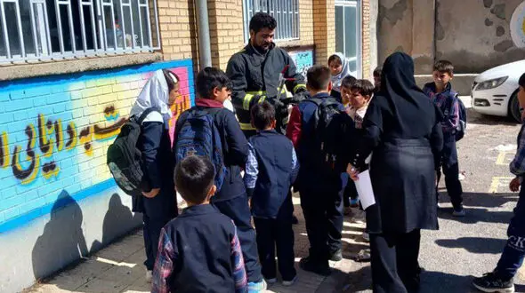 مار سمی میهمان مدرسه دخترانه در مرند شد / دانش آموزان وحشت زده از کلاس بیرون زدند