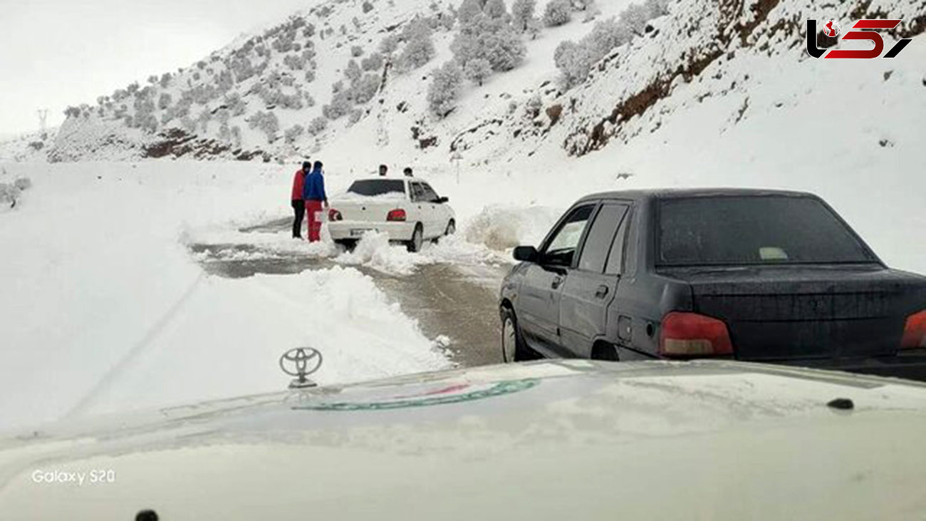نجات عشایر گرفتار در برف و کولاک سالند کوه