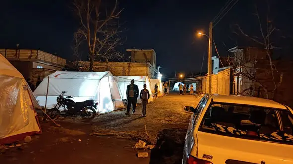 فیلم تحسین برانگیز در مناطق زلزله زده خوی ! /  پخت و پخش غذای گرم توسط خیرین در خوی 