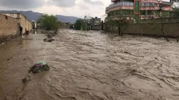 سیل لامرد 12 نفر را با خود برد / 2 کشته تا کنون 