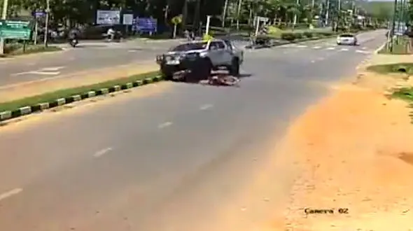 راننده ناشی از روی موتور سوار رد شد! + فیلم