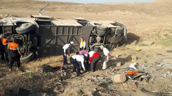 اولین عکس از واژگونی مرگبار اتوبوس مسافربری در جاده لرستان