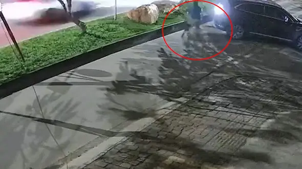 ببینید / دوچرخه سوار از زیر ماشین زنده بیرون آمد + فیلم