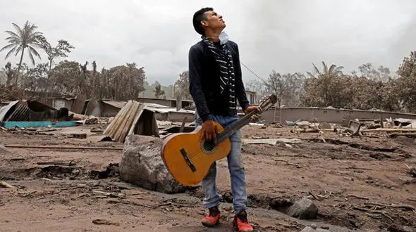 13 تن از خانواده این جوان زنده زنده خاکستر شدند + عکس