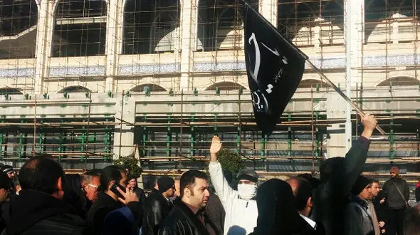 علم کردن پرچم یا حسین(ع) در مراسم وداع با پیکر شهدای آتش نشان + عکس 