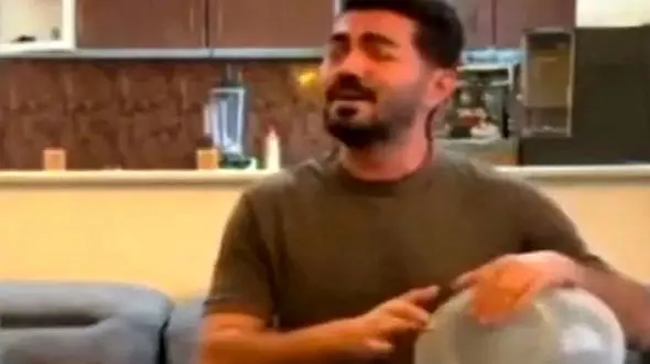 آواز شاد؛ پسره داره واسه باجناقش آهنگ میخونه اونم از ته دل جوگیرانه حرکت موزون میره