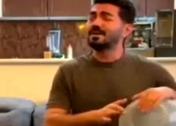 آواز شاد؛ پسره داره واسه باجناقش آهنگ میخونه اونم از ته دل جوگیرانه حرکت موزون میره