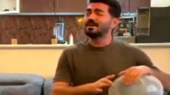 آواز شاد؛ پسره داره واسه باجناقش آهنگ میخونه اونم از ته دل جوگیرانه حرکت موزون میره